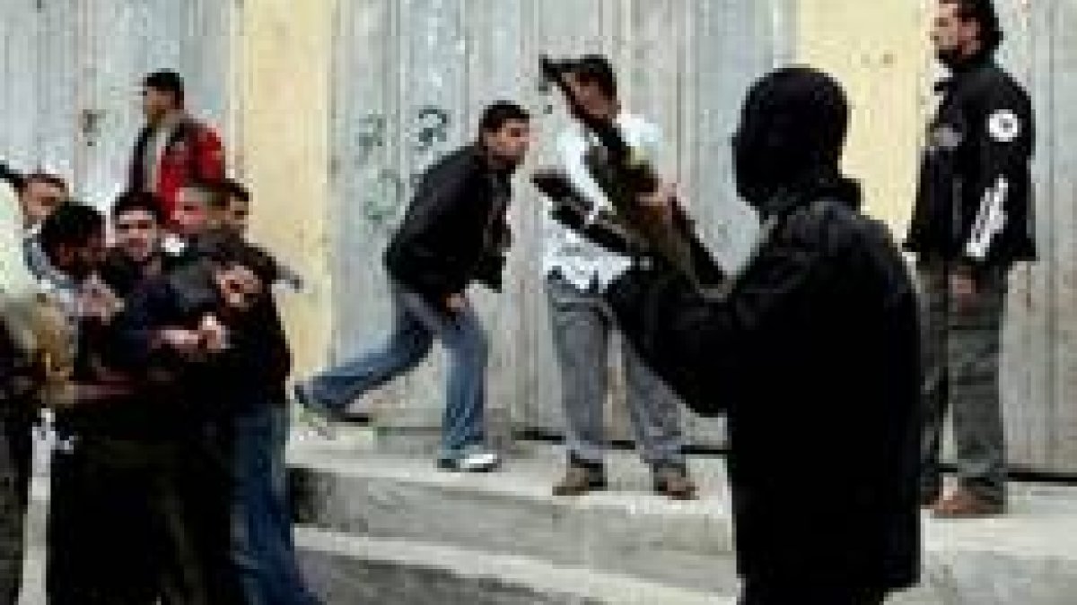 Miembros de las Brigadas de los Mártires de Al Aqsa pelean con seguidores de Hamas