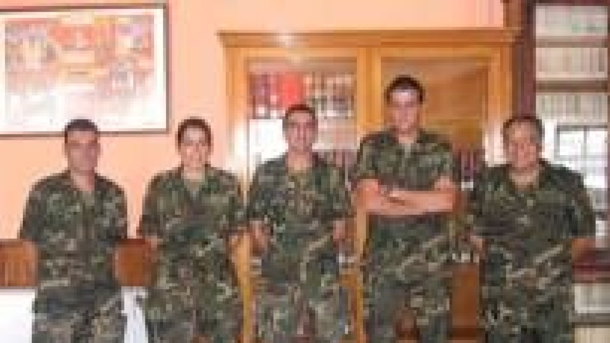 Los cinco artilleros naturales de León que han participado en misiones humanitarias en Kosovo