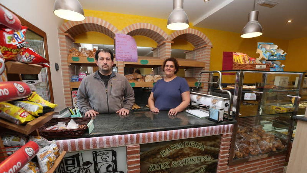 Alejandro García y Cristina Canedo, en la panadería que regentan en la calle Valiña de Camponaraya. Aquí todo es natural y artesano, como manda la tradición.