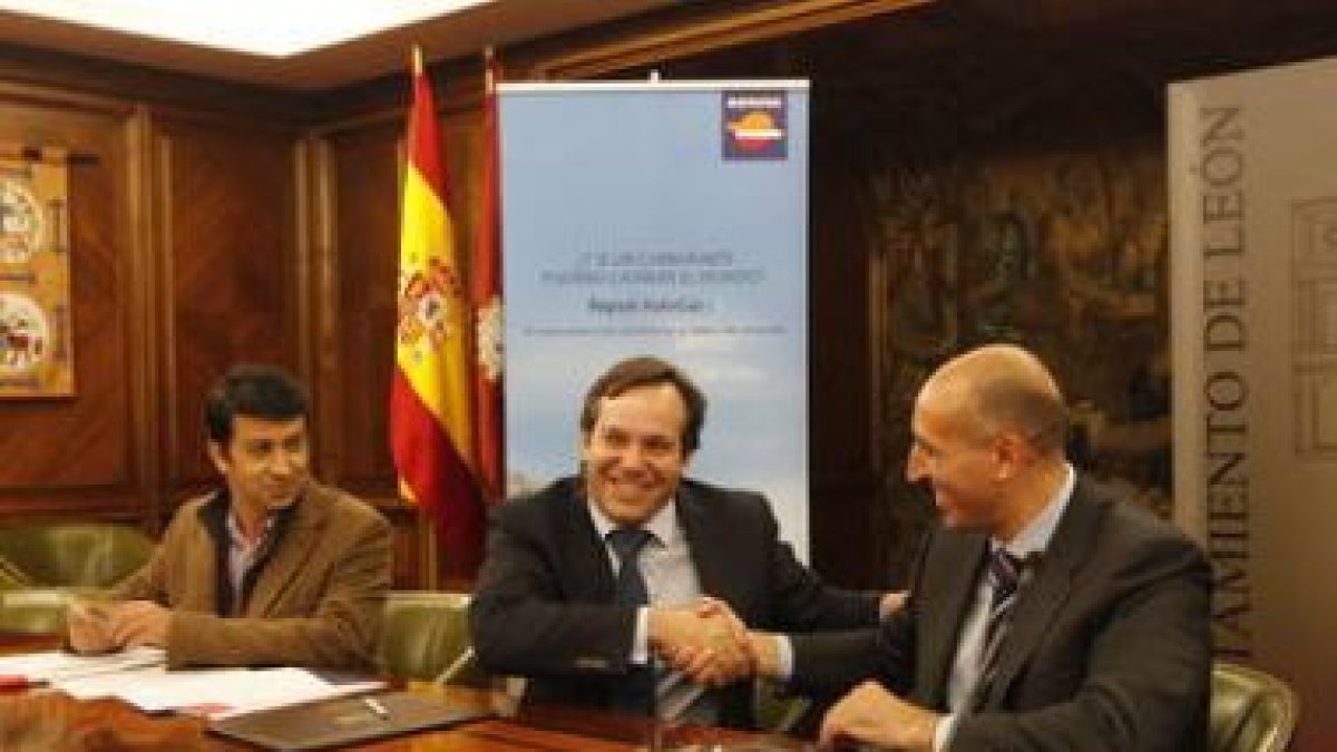 Guillermo Méndez y José Antonio Díez sellan el acuerdo.