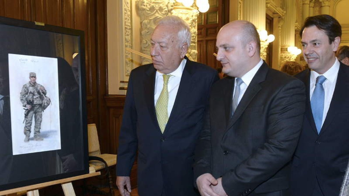 García-Margallo, junto al ministro de Defensa de Georgia y el pintor Augusto Ferrer-Dalmau, ayer.
