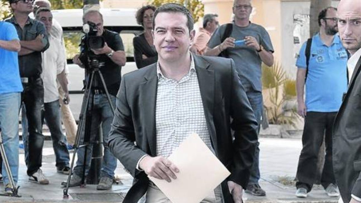 Alexis Tsipras se dirige a una reunión a la sede de su partido, ayer en Atenas.