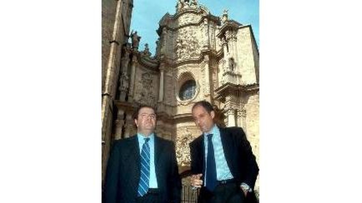 Herrera y Camps conversan delante de la catedral de Valencia