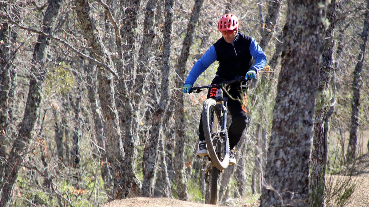 El consejero de Medio Ambiente, Vivienda y Ordenación del Territorio, Juan Carlos Suárez-Quiñones, visita el circuito del Centro de MTB Zona Alfa León en la localidad de La Pola de Gordón. PEIO GARCÍA