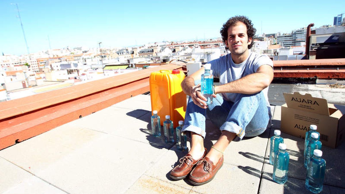 Pablo Urbano, cofundador de Auara, empresa social que pretende sustituir los pesados bidones de agua sucia con la venta de agua mineral natural de León. R.P. VIECO