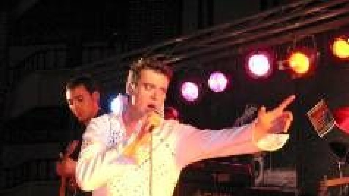 El leonés Javier Arias interpreta a Elvis junto al grupo Memphis