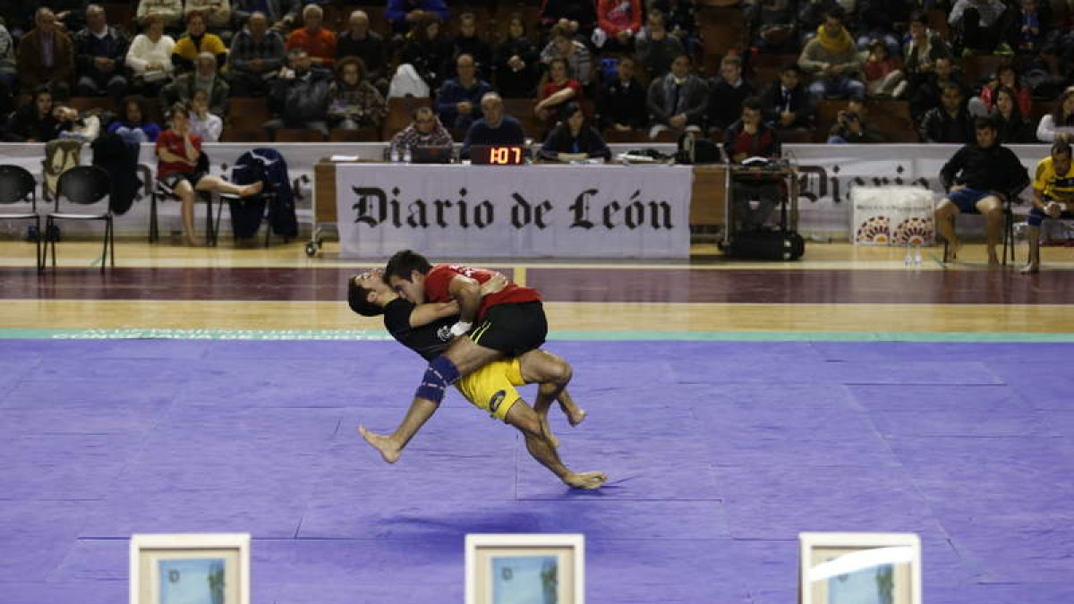 Víctor Llamazares, campeón de la categoría de ligeros, se impone en la semifinal que ganó por la máxima ventaja a Dani del Blanco.