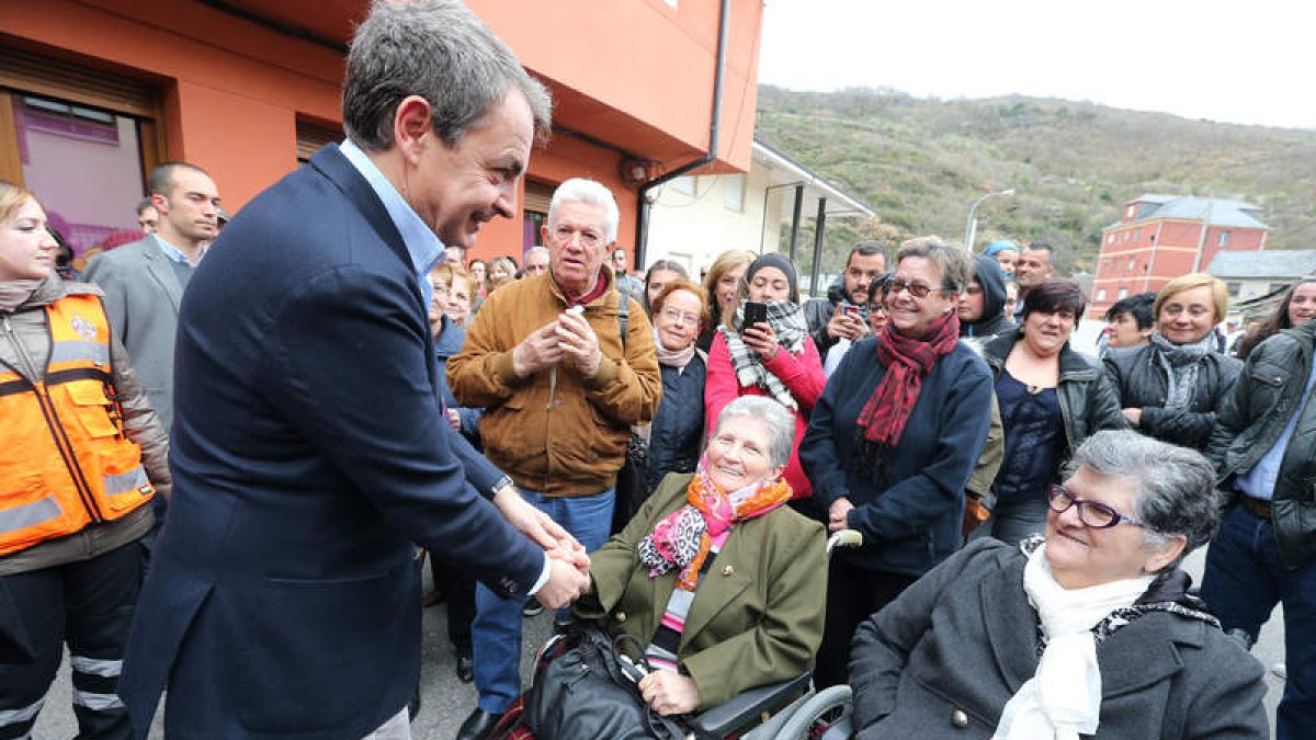 Los vecinos de Matarrosa del Sil recibieron con expectación al ex presidente leonés, José Luis Rodríguez Zapatero. ANA F. BARREDO