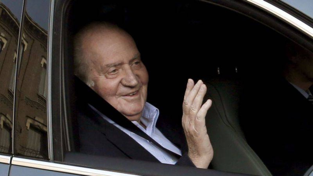 El Rey Juan Carlos saluda a su llegada a la clínica madrileña La Milagrosa.