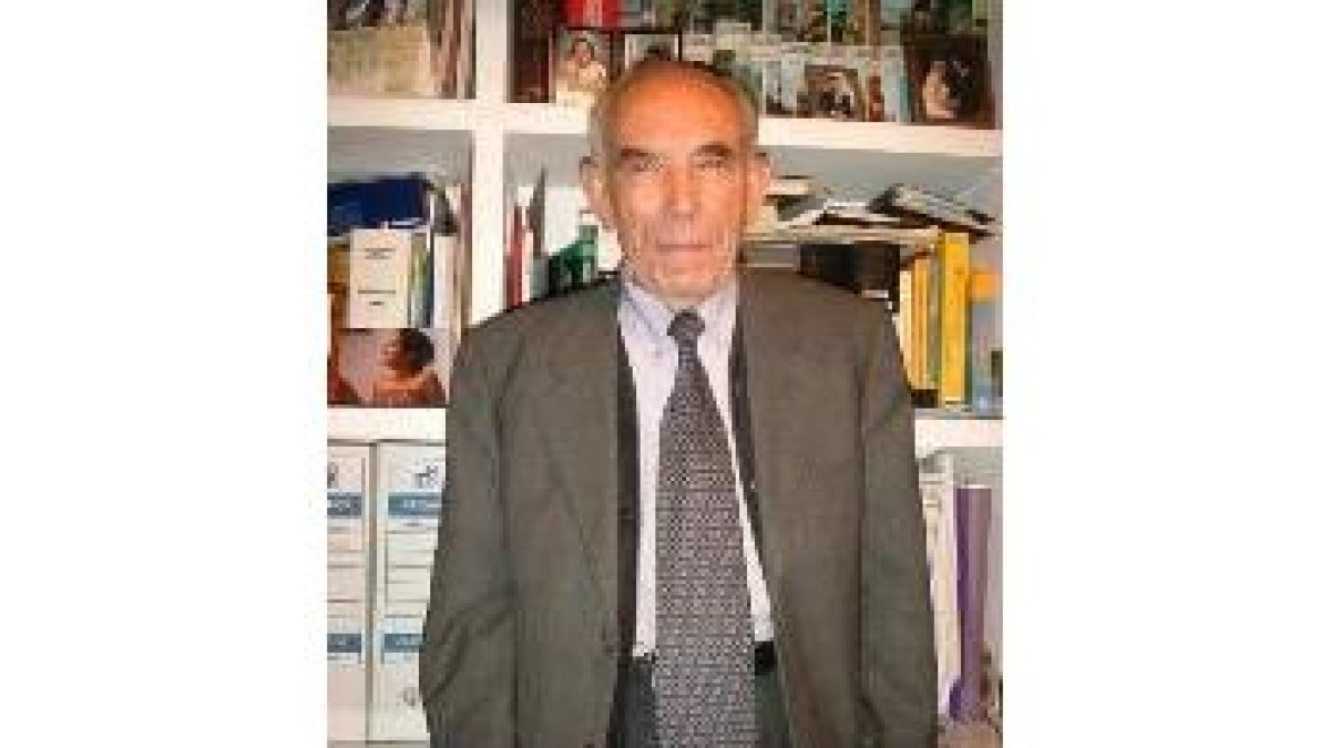 El veterano procurador, Manuel Fernández, en su despacho