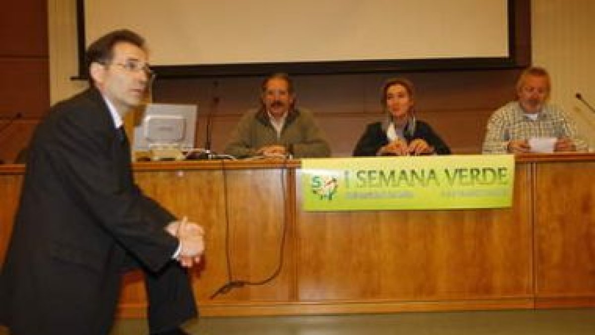 Estanislao de Luis Calabuig, María Victoria Seco y Arsenio Terrón durante la presentación de los act