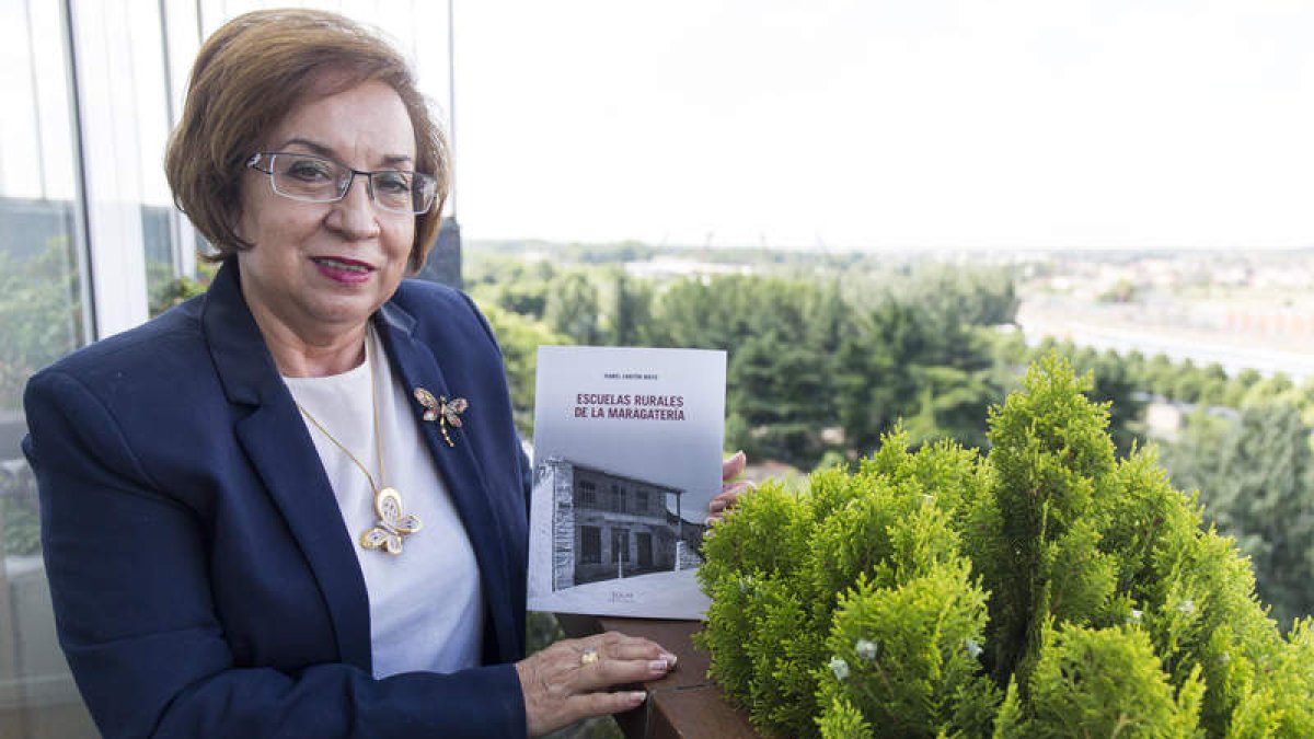 Isabel Cantón Mayo, catedrática de Didáctica de la Universidad de León, pateó los pueblos de La Maragatería tras la memoria de sus escuelas.
