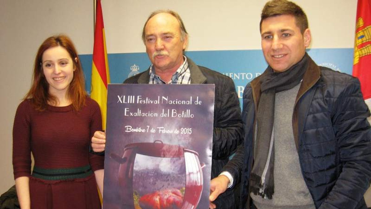 José Manuel Otero muestra el cartel ganador entre Laura Álvarez y César Ferrero.