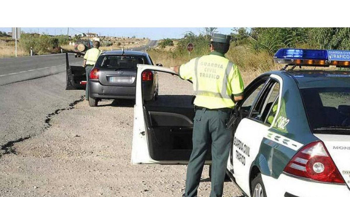 Un guardia civil prepara un control de velocidad en una carretera extremeña.