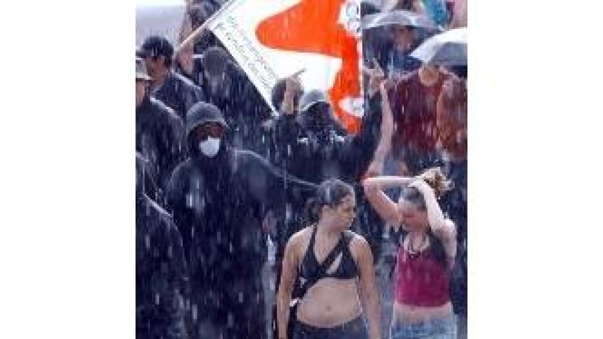 La manifestación de Lausana estuvo marcada por la lluvia