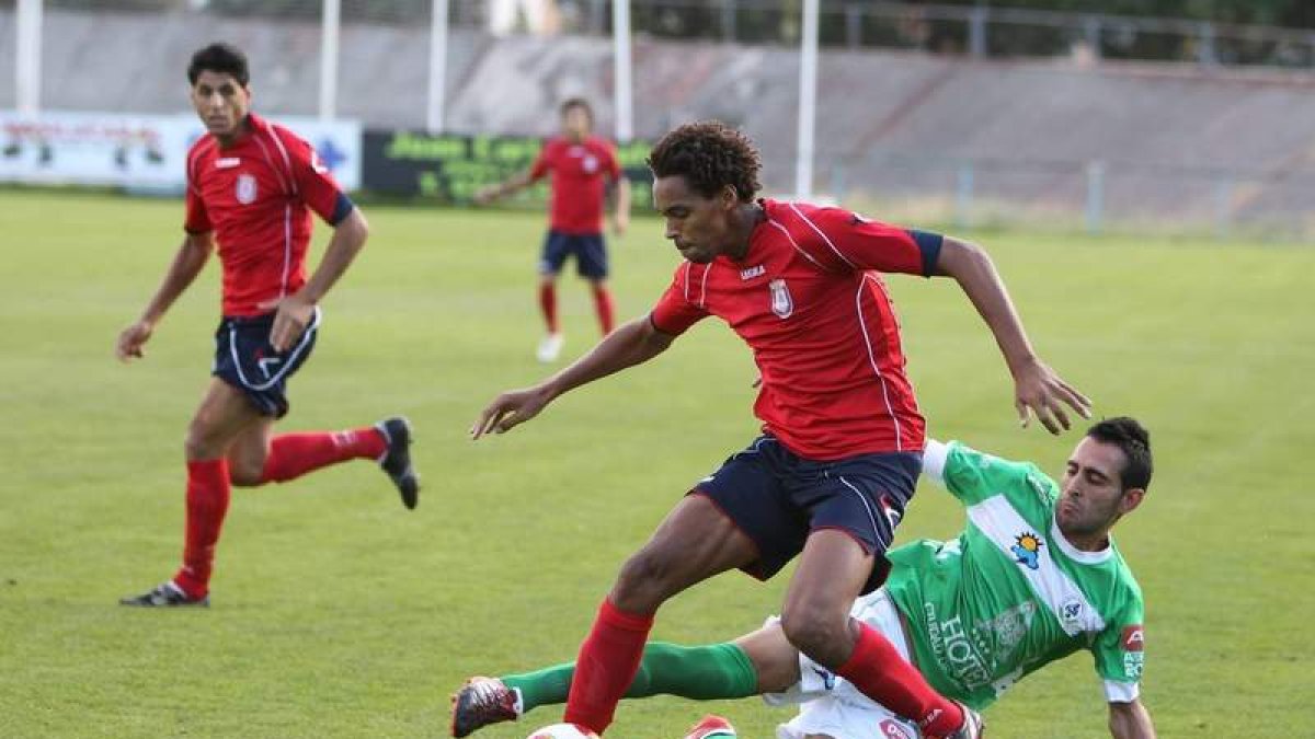 Roberto Puente, en el suelo, se pierde el partido por lesión.