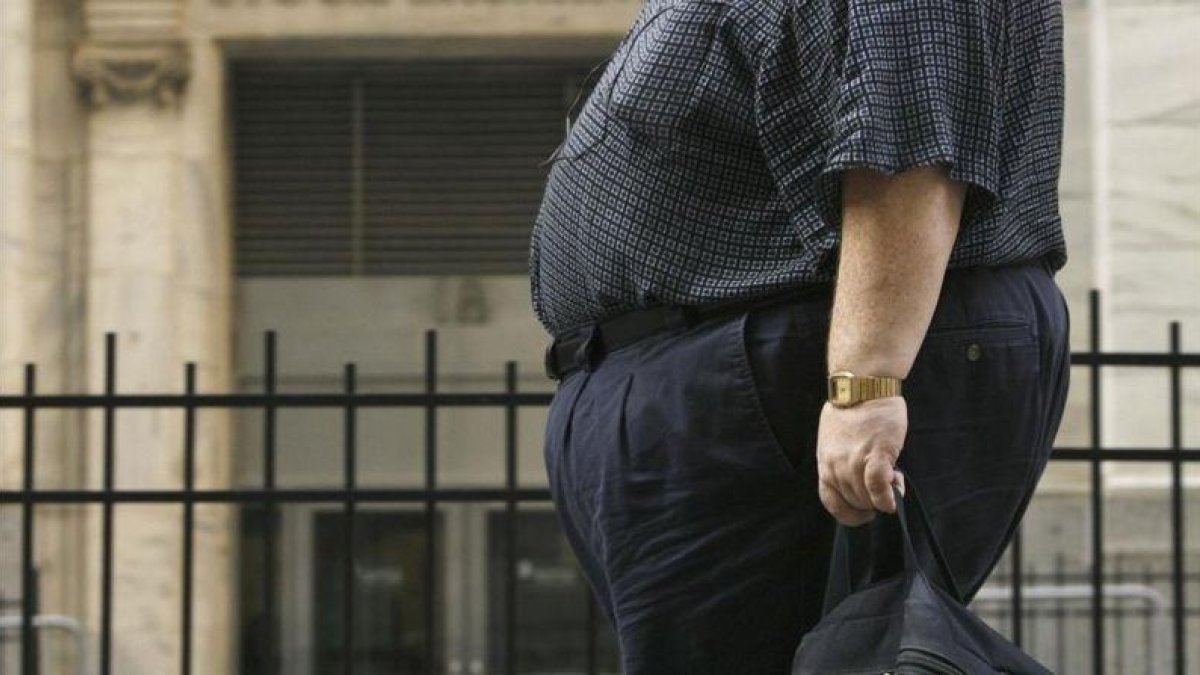 Un hombre con obesidad mórbida pasea por la calle.