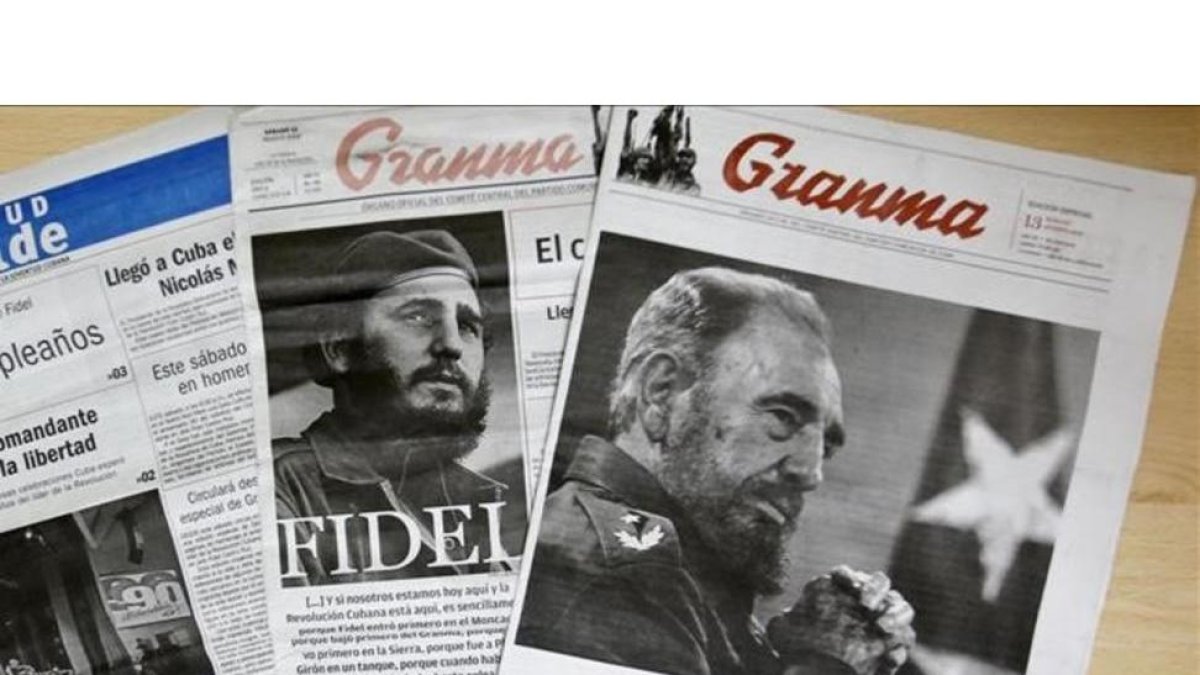 Vista de diferentes periodicos cubanos alusivos al cumpleanos 90 del lider de la revolucion cubana Fidel Castro.