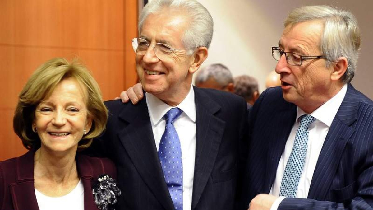 Salgado, Mario Monti y el presidente del Eurogrupo, Juncker; en la cita de Bruselas.