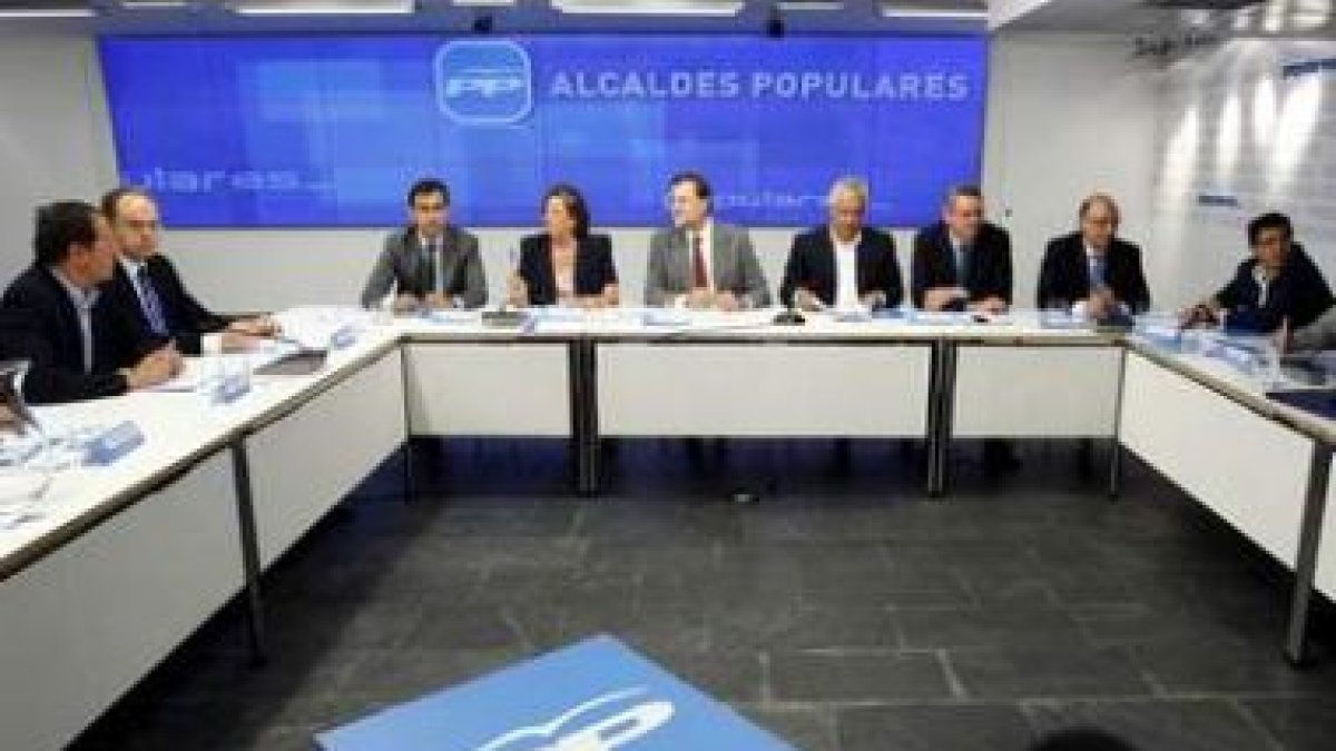 El presidente del PP, Mariano Rajoy, durante la reunión que mantuvo con alcaldes de su partido.