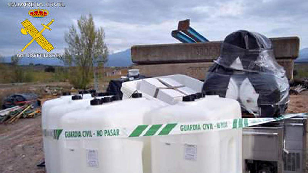 La imagen tomada por la Guardia Civil muestra los depósitos y demás material intervenido.