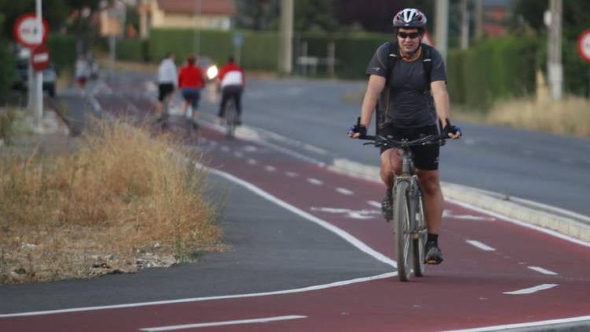 Un leonés disfrutaba en la tarde de ayer del carril bici que une Villaobispo de las Regueras con Villanueva del Árbol.