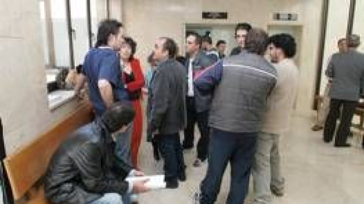 Un grupo de trabajadores de LM Glasfiber, en la imagen, acudió ayer a los juzgados de Ponferrada