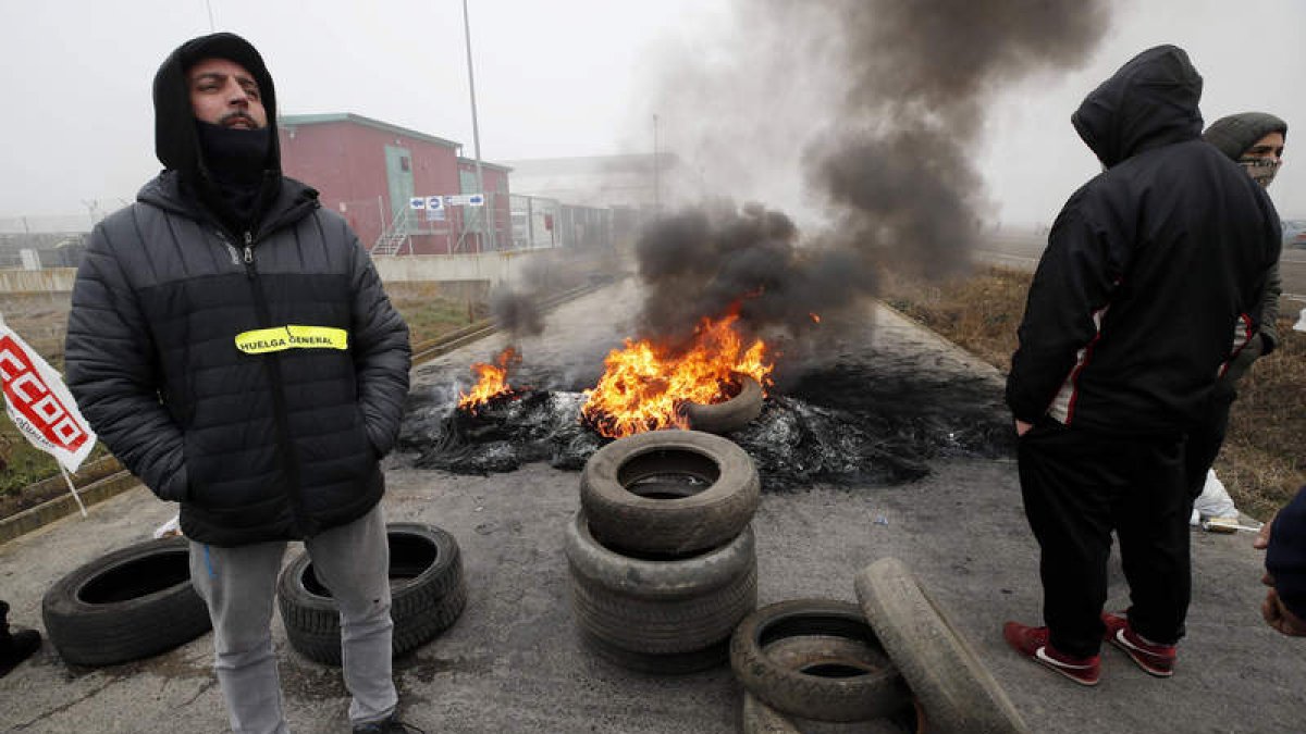 Los piquetes quemaron neumáticos para impedir el acceso a la fábrica. RAMIRO