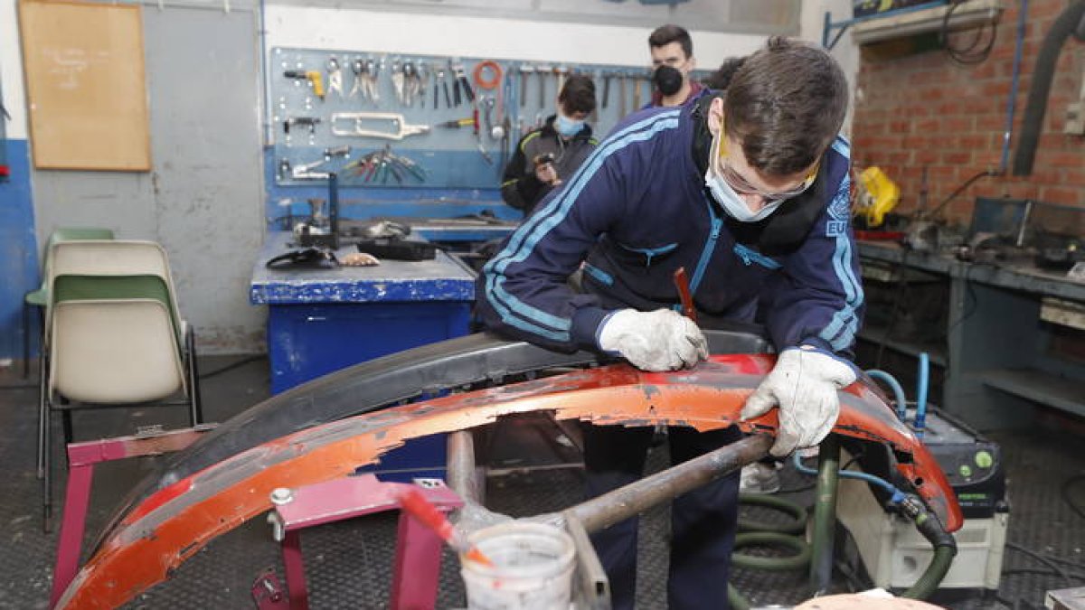 Alumno de un curso de automoción. RAMIRO