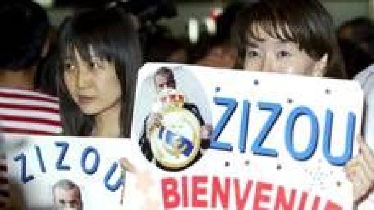 Dos admiradoras de Zidane esperan su llegada en el aeropuerto