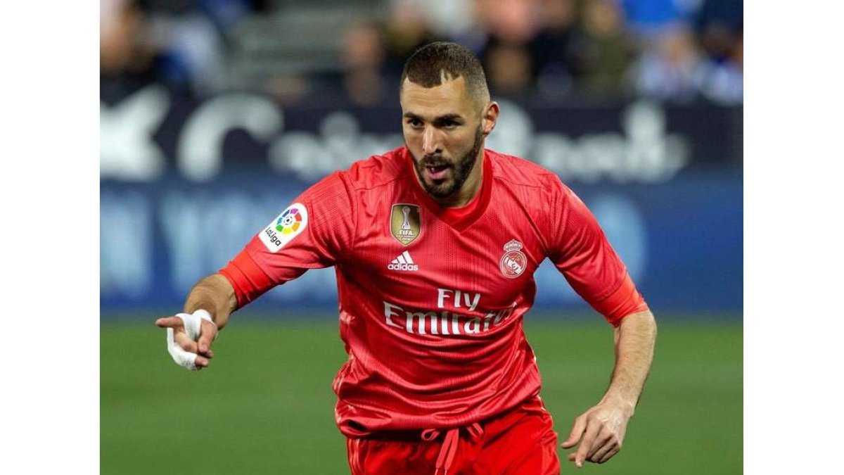 Benzema aprovechó un rechace del portero para marcar el único gol del Real Madrid y evitar la derrota. KIKO HUESCA