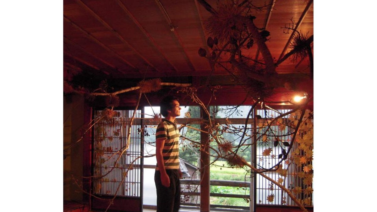 David, en una casa rural en Tokamachi, Niigata, decorada por la Art Triennale Echigo Yuzawa.