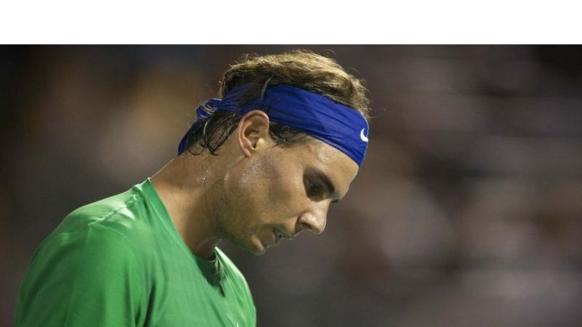 El tenista español Rafael Nadal se lamenta después de perder un punto ante el croata Ivan Dodig.