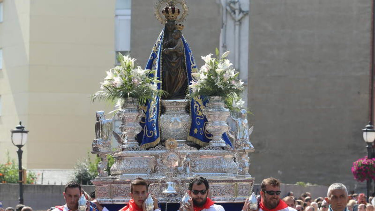 Porteadores de la asociación en las Fiestas de la Encina. DE LA MATA