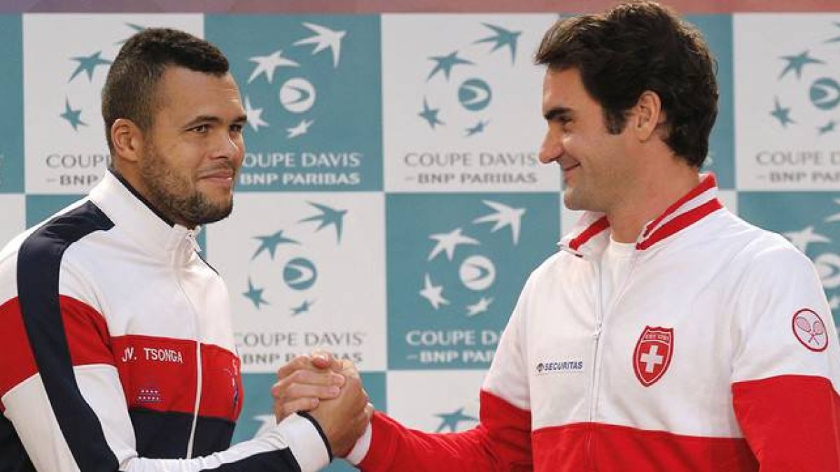 Roger Federer (derecha) y Jo-Wilfried Tsonga se saludan en la presentación de la Copa Davis, en Lille.