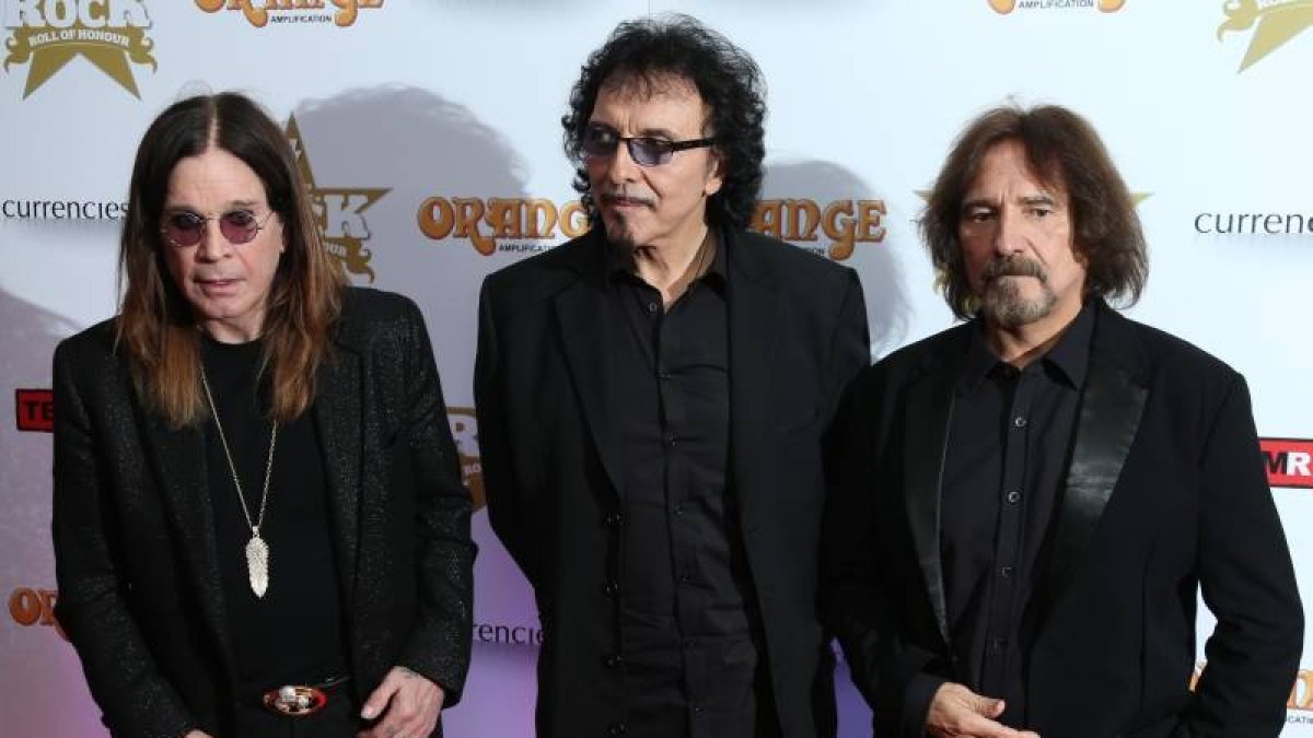 Los miembros de Black Sabbath, Ozzy Osbourne, Tony Lomi y Geezer Butler, a su llegada a los premios del rock clásico en Londres.