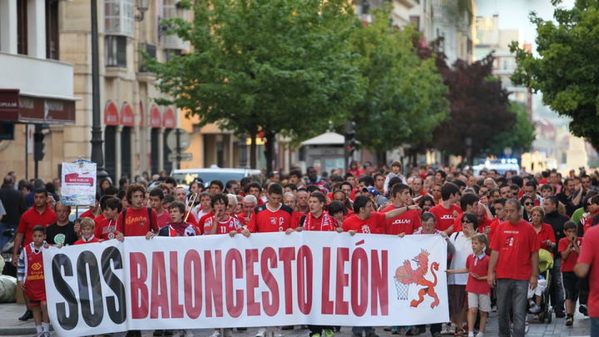 La afición leonesa salió a las calles para pedir a las instituciones que salvaran a Baloncesto León. NORBERTO