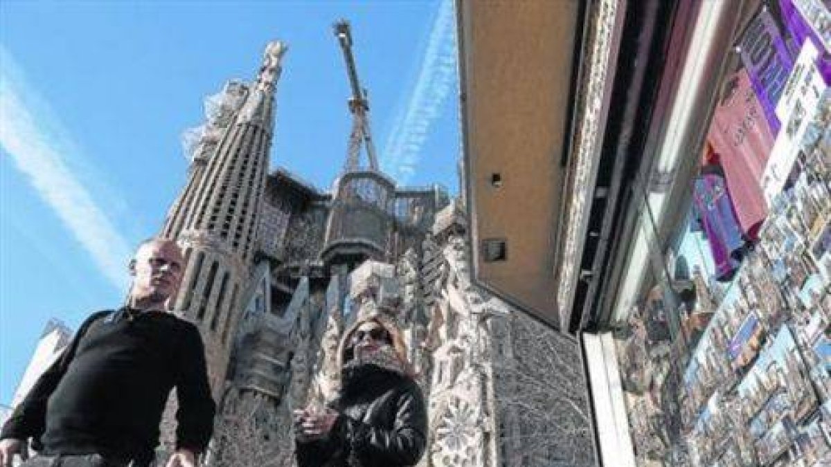 Unos turistas, de visita a la Sagrada Família, el viernes.