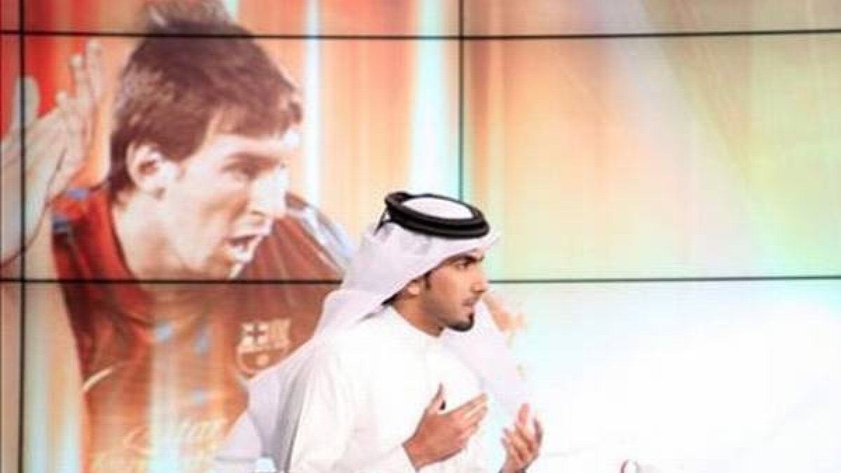 Una emisión televisiva desde Doha, con la imagen de Messi al fondo del plató.