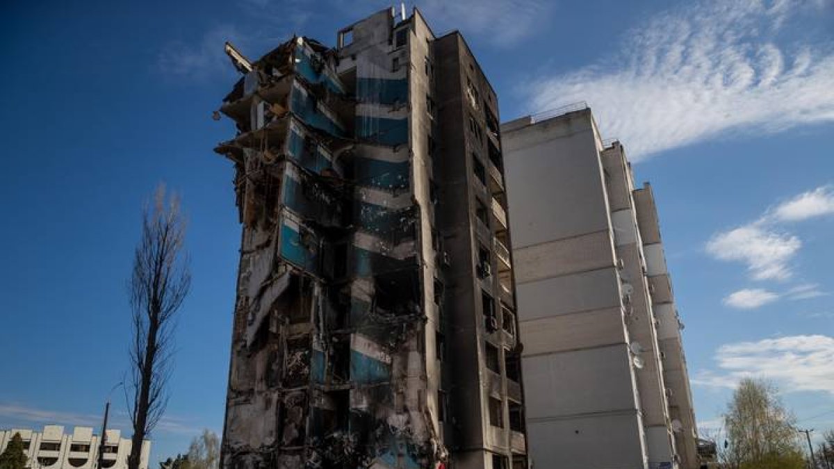 Vista hoy de un edificio dañado por los bombardeos, en Borodianka, en Ucrania. MIGUEL GUTIÉRREZ