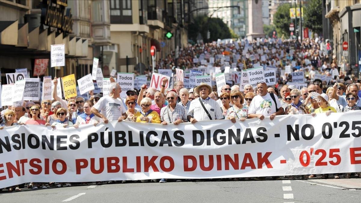 Miles de jubilados y pensionistas se manifiestan en Bilbao.