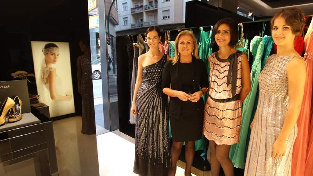 Rosa Clará y Silvia Fernández, entre dos modelos, en la inauguración de la tienda ayer.