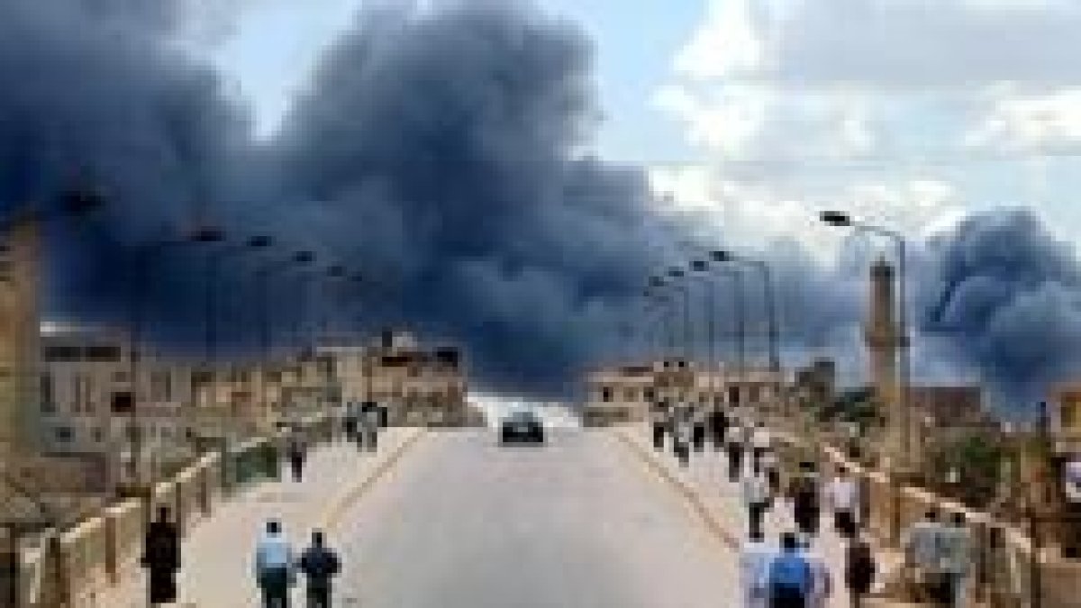 Oscuras nubes de humo ennegrecían ayer en el horizonte de Bagdad