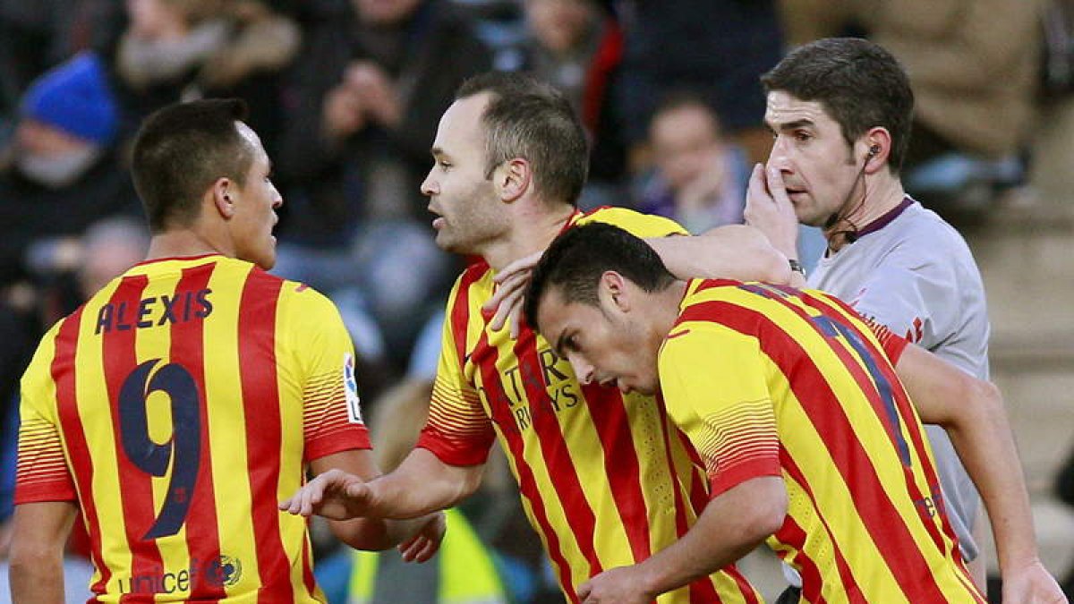 Pedro, derecha, celebra con sus compañeros Andrés Iniesta, en el centro, y Alexis Sánchez, uno de sus goles ante el Getafe.
