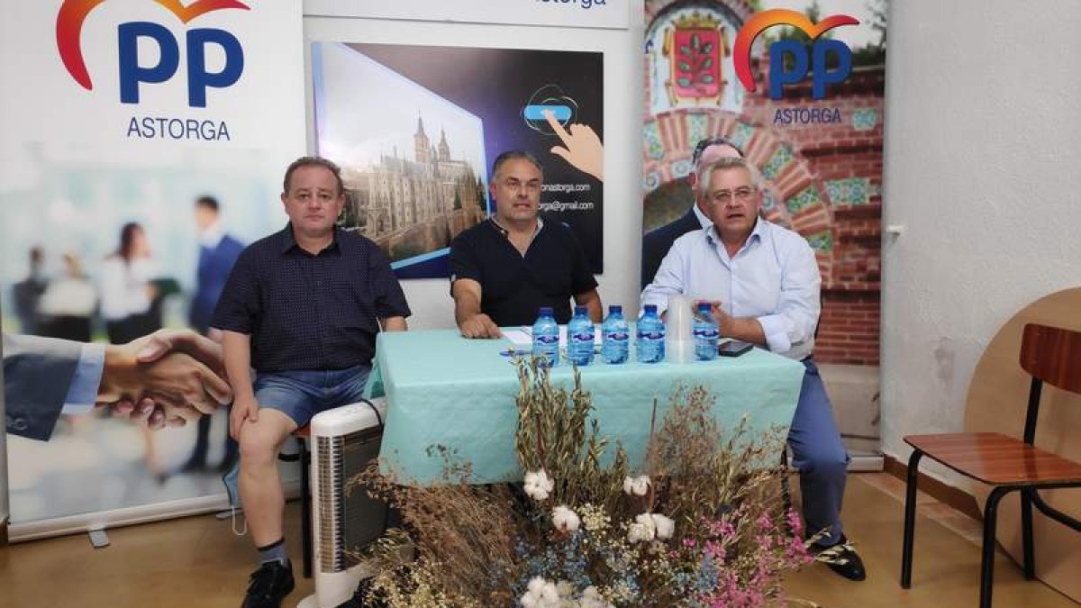 Juan Carlos Rodríguez, José Luis Nieto y José Miguel Nieto ayer durante la rueda de prensa. A. R.