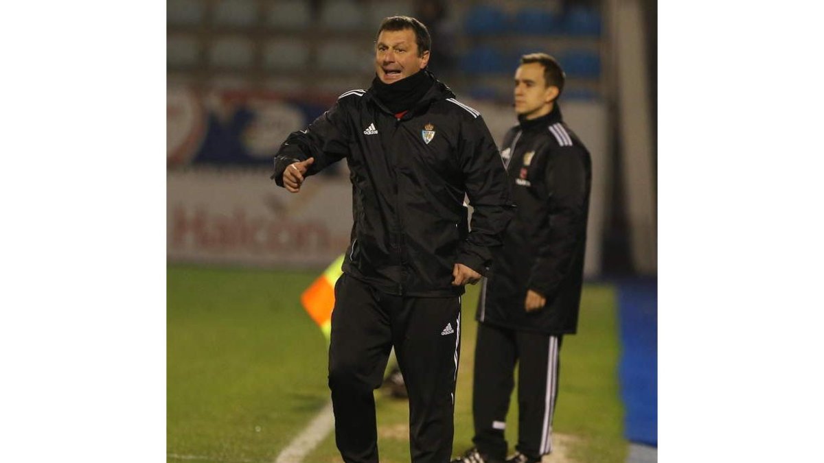 Manolo Díaz dando instrucciones a sus jugadores en el partido ante el Mallorca.