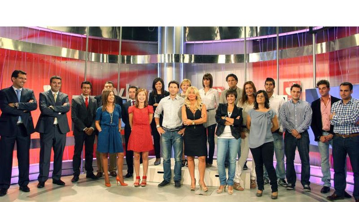 El director general de Radio Televisión Castilla y León, Eduardo Álvarez, junto a los presentadores de la nueva temporada.