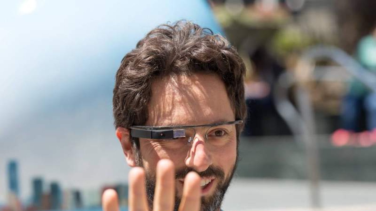 Sergey Brin, cofundador de Google, con las gafas que reconocen las órdenes del usuario.