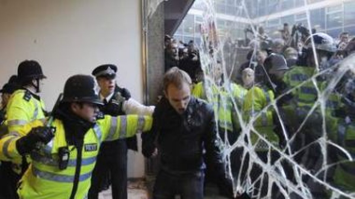 La policía intenta evitar la entrada de los estudiantes en la sede del Partido Conservador.