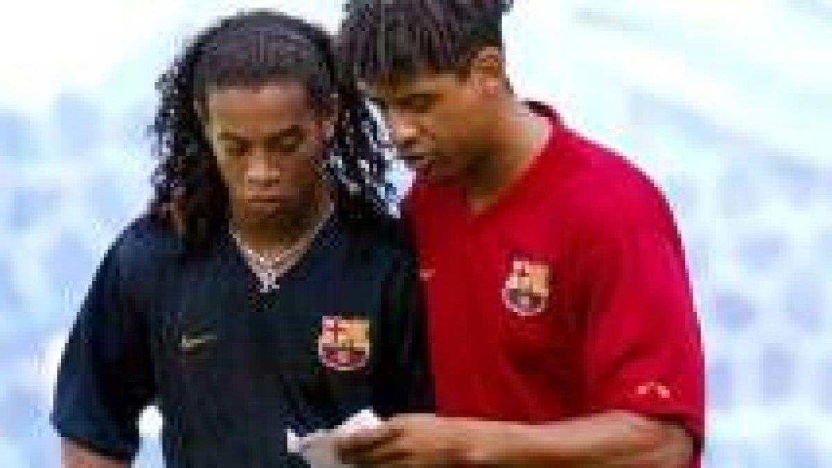 Ronaldinho y Rijkaard comentan diferentes aspectos del entrenamiento realizado en la tarde de ayer